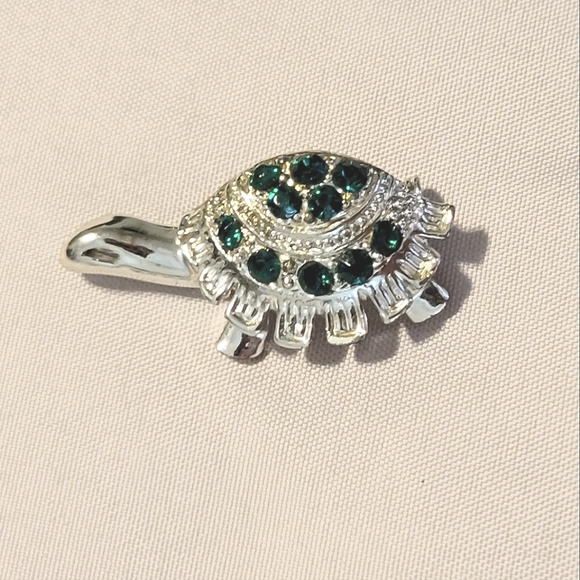 Vintage Turtle Brooch/Pin~Silver w/Emeralds. 1.5" × ¾" - Picture 2 of 5